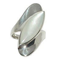 4121  Silverring modern med  Vit pärlemors sten.