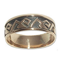 9026 - Bronsring med motiv från Sandastenen