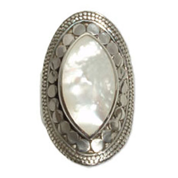 4122-1 - Silverring  med  Vit pärlemors sten.