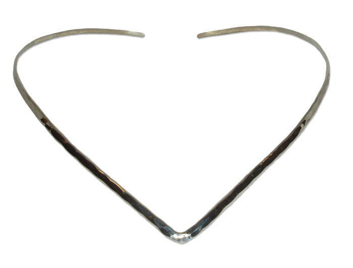 6059 -  Silver  V  Stelt Halsband i hamrat 