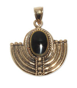 7080-1  Bronshänge Keltiskt  Med svart onyx sten.
