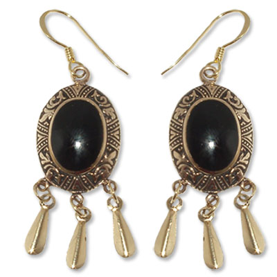 8029 -2  Bronsörhänge Keltiskt med svart onyx sten.