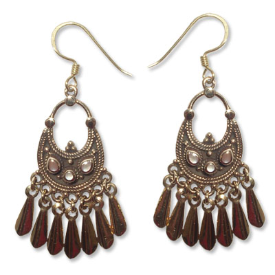 8077- Bronsörhänge Keltiskt med Vit Pärlemors sten.