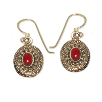 8102 -1  Bronsörhänge Keltiskt med Röd karneol sten.