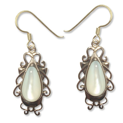 8106- Bronsörhänge Keltiskt med Vit Pärlemors sten.