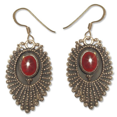 8114 - Bronsörhängen Keltiska med Röd karneol sten.