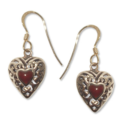 8218  Bronsörhängen Keltiskt Hjärta med Röd karneol sten.