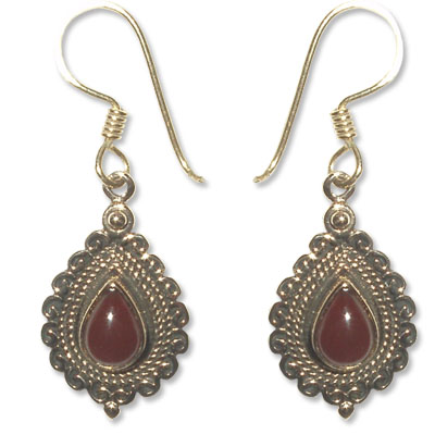 8238 -  Bronsörhängen Keltiskt med Röd karneol sten. 