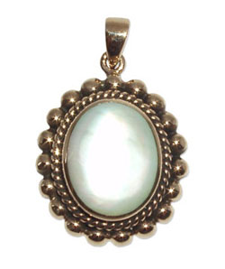 7282-3 Bronshänge med vit Pärlemors sten.