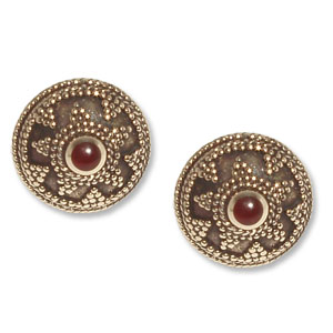 8126 -  Bronsörhängen Keltiskt med Röd karneol sten. 