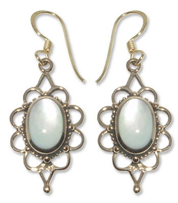 8211-1   Bronsörhängen Keltiskt Med Vit Pärlemors sten